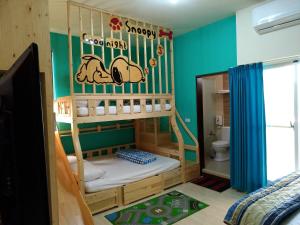 台东馬亨亨背包親子民宿的儿童间 - 带双层床和卫生间