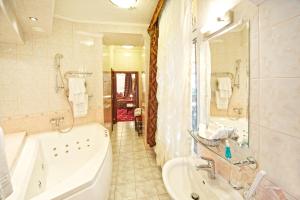里加蒙特克里斯托精品酒店的带浴缸、水槽和浴缸的浴室