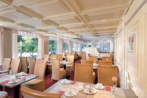 不莱梅祖尔帕斯特贝斯特韦斯特酒店的餐厅设有桌椅和窗户。