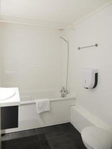 Aerel Hotel Aéroport Blagnac的一间浴室