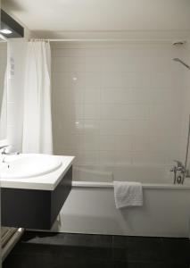 Aerel Hotel Aéroport Blagnac的一间浴室