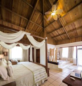 圣斐利-银港BlueBay Villas Doradas Adults Only-All Inclusive的一间卧室设有一张床和木制天花板