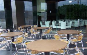 雅加达Grand Asia Hotel Jakarta的一套桌子和椅子,在一座建筑里