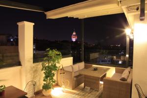伊斯坦布尔新佩拉艺术酒店的阳台,晚上可欣赏到城市景观