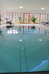 埃本塞霍施特劳恩湖萨尔茨卡默古特酒店的大楼内带椅子的大型游泳池
