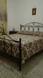 莫诺波利Villino S.Gerard的一间卧室配有一张床和被子