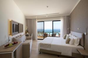 帕福斯金星海滩酒店的酒店客房设有一张床,享有海景。