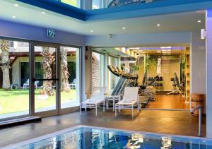 荷兹利亚Luxury Sea View Apartment的一座带游泳池和健身房的房屋