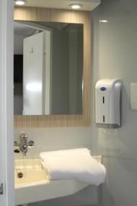 图卢兹普瑞米尔图卢兹塞奇耶尔经典酒店的浴室设有白色水槽和镜子