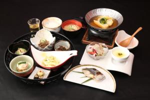 箱根箱根汤宿 然日式旅馆的盘子上带不同食物的桌子