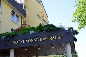 阿赫恩Hotel Sonne Eintracht的建筑前的入口处的标志