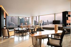 上海上海外滩悦榕庄的一间享有城市美景的客厅