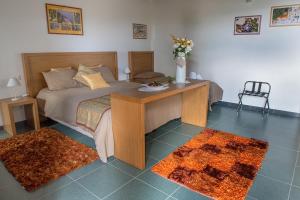 佩特拉利亚索普拉纳Antico Resort Cerasella的一间卧室配有一张床和一张鲜花桌子