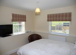 Llansantffraid Glyn Ceiriog马伯里酒店的卧室配有白色的床和2扇窗户。