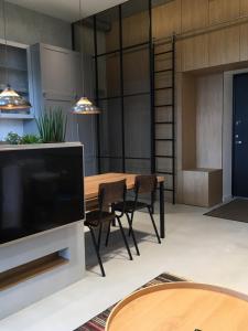 考纳斯G - Owl Jazz - Modern and spacious loft type apartment 8 with free private parking的开放式厨房以及带桌椅的用餐室。