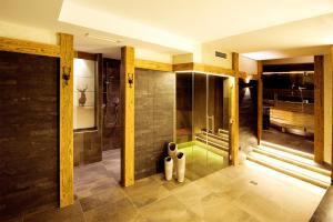 萨尔巴赫贝肯霍夫酒店的带淋浴的浴室和玻璃门