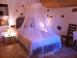 菲加里Caseddu di Chjarastella的一间卧室配有一张带蚊帐的床