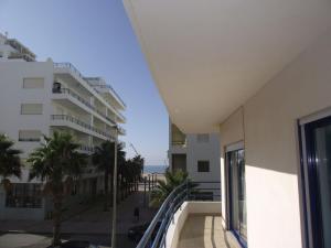 奎特里拉卡蒂尔公寓式酒店的从大楼的阳台上可欣赏到海滩景色