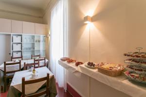佛罗伦萨阿泽利奥佛罗伦萨酒店的一间房间,桌子上放着食物