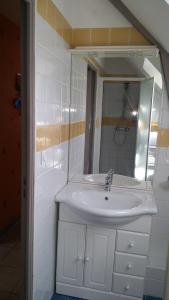 蓬托尔松Les Fauvettes的一间带水槽和镜子的浴室