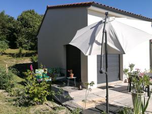 Veyre-MontonL'Alphonsine的房屋前的白色遮阳伞