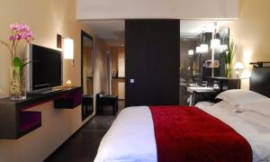 日内瓦东西方酒店的酒店客房,配有床和电视