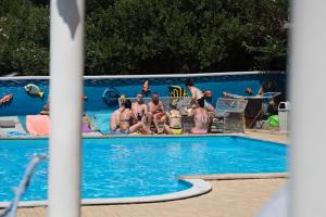 诺瓦利娅阿尼别墅公寓的一群人坐在游泳池里