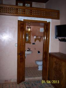 里亚德本切洛旅馆的一间浴室