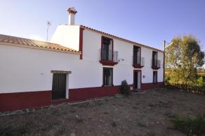 La CodoseraCasa Rural El Abuelo Alonso的一座白色和红色的房子,有院子