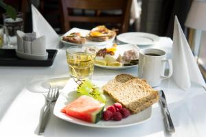 GlomfjordGlomfjord Hotel的餐桌,早餐盘和咖啡盘