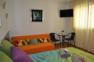 塞维利亚SEVILLA-TRIANA的客厅配有沙发和桌子