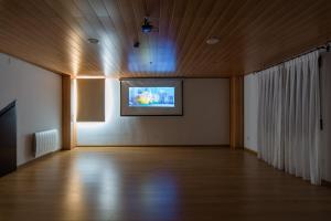 CublaEl Castillo de Celia的大房间设有木制天花板上的平面电视