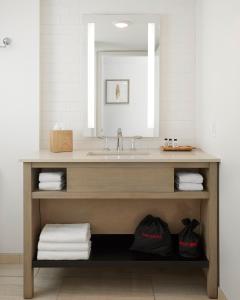 坦帕戈弗雷酒店及卡巴纳斯坦帕的一间带水槽和镜子的浴室
