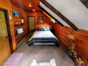 马拉卡韦罗Refugio Las Raices的小木屋内一间卧室,配有一张床