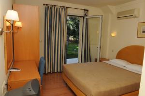 马科普隆先贤祠酒店的酒店客房设有床和窗户。