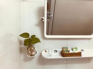 洞海南朗酒店 的浴室设有水槽、镜子和植物