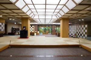 涩川市如心佐藤声场日式旅馆的大型大堂设有大型天花板和大型客房。