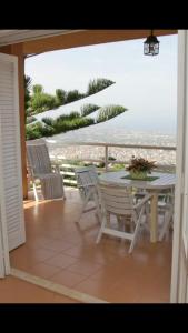 卡里尼Lomarchi Holiday Home的一个带桌椅的海景庭院