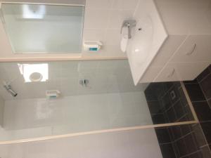 Midland Junction经济型汽车旅馆的带淋浴、水槽和镜子的浴室