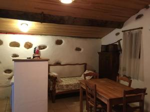 菲加里Caseddu di Chjarastella的厨房以及带桌子和沙发的用餐室。