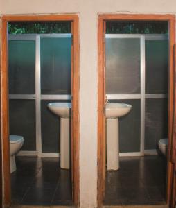 GinigathenaJungle River的浴室设有2个水槽和2个卫生间