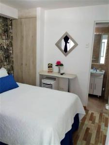 阿里卡Guest Home Valto & Ziron的卧室配有白色的床和水槽