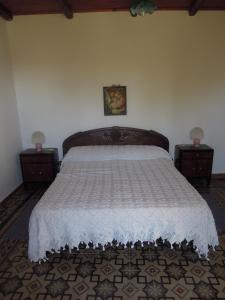 波利齐杰内罗萨Agriturismo Cuca的一间卧室配有一张带2个床头柜的大床