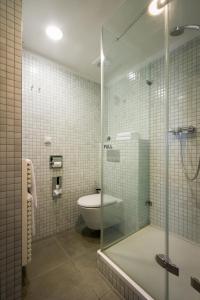 布拉格修道院酒店的一间带卫生间和玻璃淋浴间的浴室