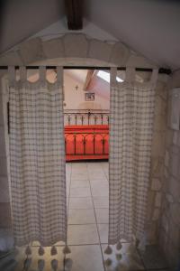 马蒂纳塔Il Casale Delle Principesse的享有带窗帘和床的客房的景致。