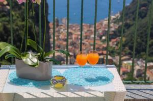 斯卡拉Amalfi Dream Charming House的桌子上放两杯橙汁