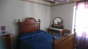 贝尼曼特利Vivienda Vacacional Ca Pep的一间卧室配有床、水槽和镜子
