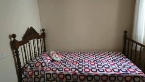 贝尼曼特利Vivienda Vacacional Ca Pep的一间卧室配有一张带五颜六色棉被的床
