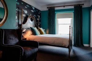 布里德波特布尔酒店的卧室配有床、椅子和窗户。
