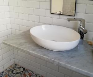 贝鲁特莫斯酒店的浴室内一个位于柜台上的白色浴缸